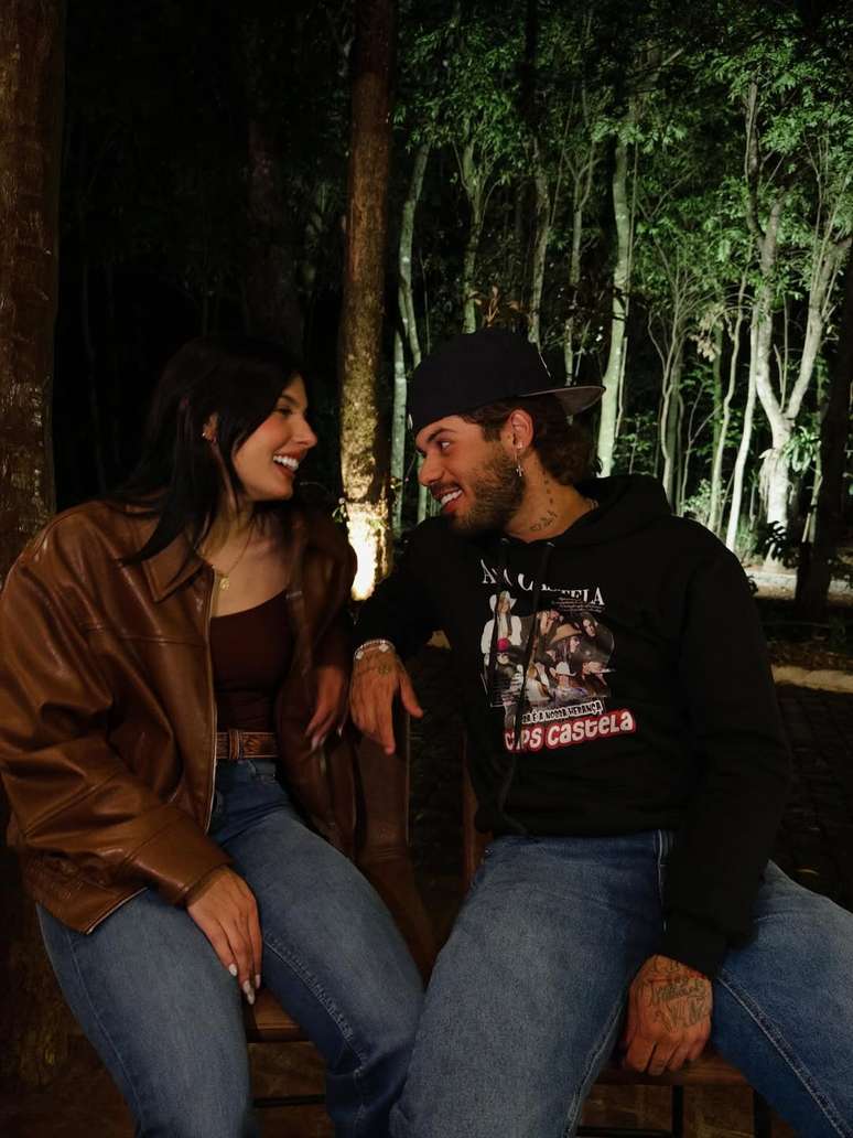 Ana Castela e Z&eacute; Felipe posando juntos