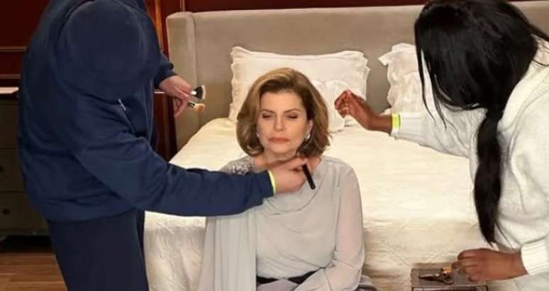 Débora Bloch sendo maquiada para gravar a cena da morte de Odete Roitman: capítulo decisivo rendeu recorde de audiência a 'Vale Tudo'