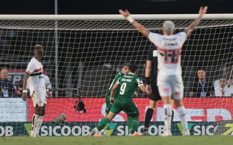 Palmeiras virou partida contra o São Paulo após polêmicas de arbitragem.