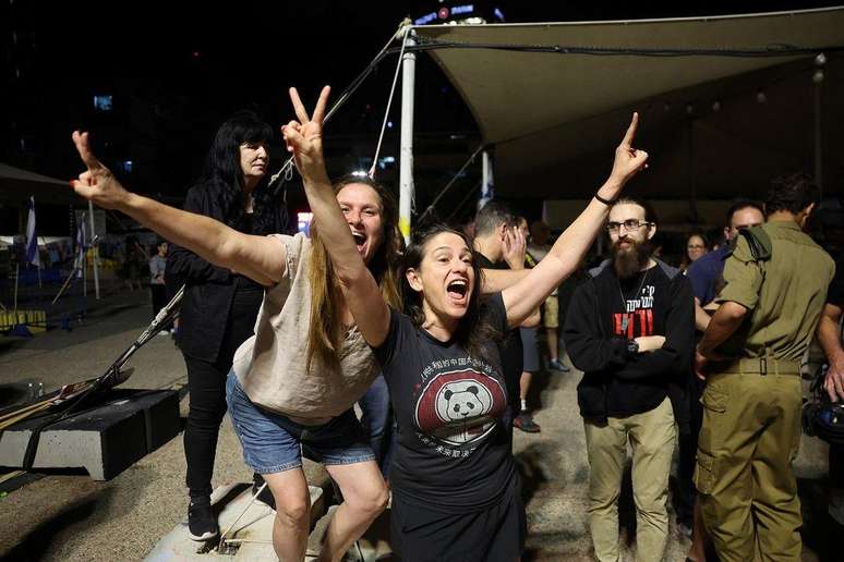 Acordo também foi comemorado na 'Praça dos Reféns' em Tel Aviv, onde familiares de reféns e manifestantes fizeram diversos protestos