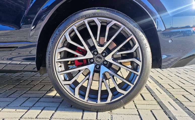 Conjunto de pneu ultrafino sente bem imperfei&ccedil;&otilde;es no piso