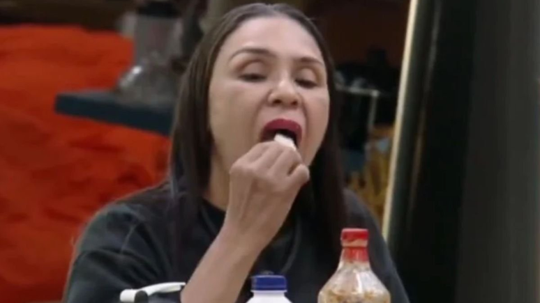 A Fazenda 17: Cansada de racionamento de comida, Yoná se revolta e devora tudo / Reprodução: Record