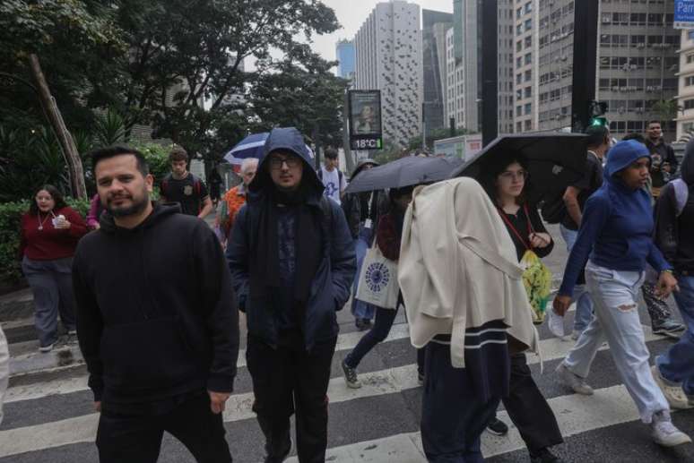 Registro na foto de dia chuvoso e gelado na cidade de São Paulo.