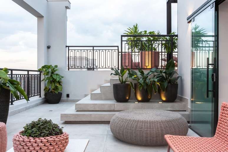 A harmonia entre paisagismo e mobiliário cria continuidade visual e reforça a integração com o ambiente natural Projeto: Daiane Antinolfi |