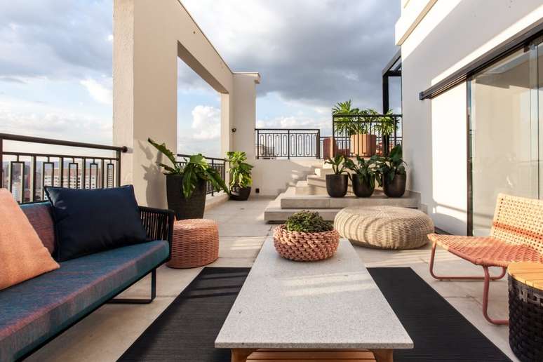 As pedras naturais proporcionam durabilidade e estabilidade aos móveis, além de trazerem um toque rústico à composição Projeto: Daiane Antinolfi |