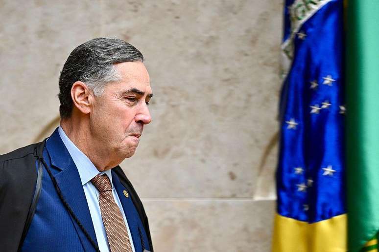 'Gostaria de viver um pouco mais da vida que me resta sem a exposição pública, as obrigações e as exigências do cargo', argumentou Barroso ao anunciar aposentadoria