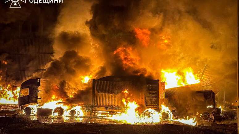 Caminhão atingido por um drone russo na região de Odessa nesta quinta-feira,, 9 de outubro de 2025.