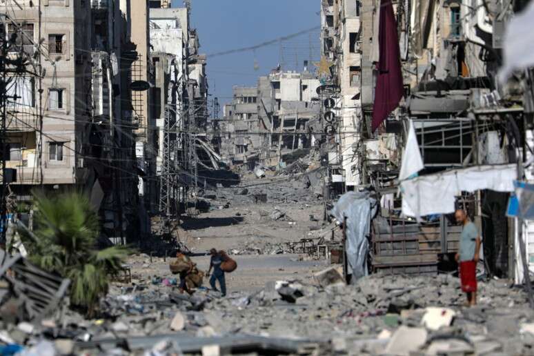 Destruição provocada por bombardeios israelenses em Gaza