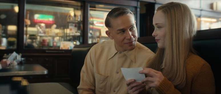 Charlie Hunnam, conhecido por 'Sons of Anarchy', mudou voz e emagreceu para interpretar serial killer em série da Netflix