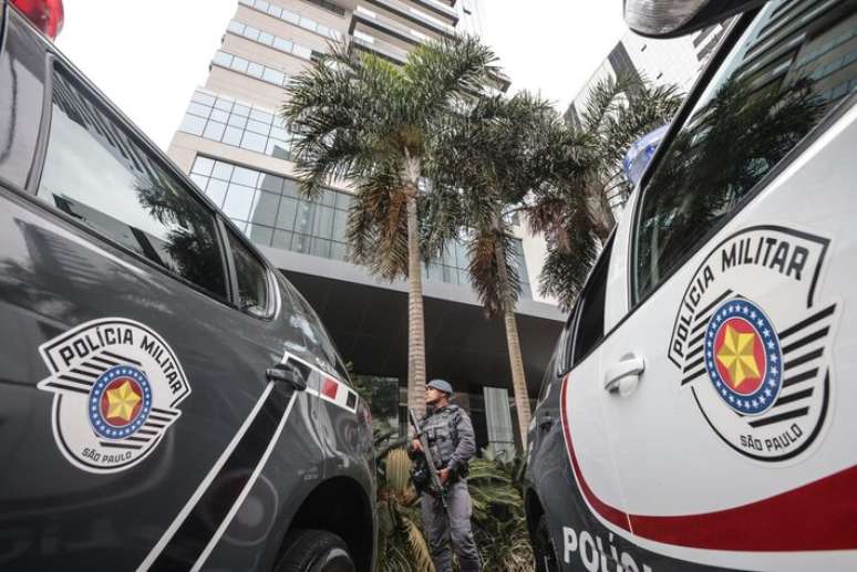 Prejuízo estimado supera os R$ 2 milhões; ao todo, 17 pessoas foram mantidas reféns.