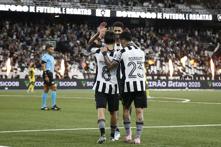 Montoro, Savarino e Chris Ramos comemorando um dos gols do Botafogo 