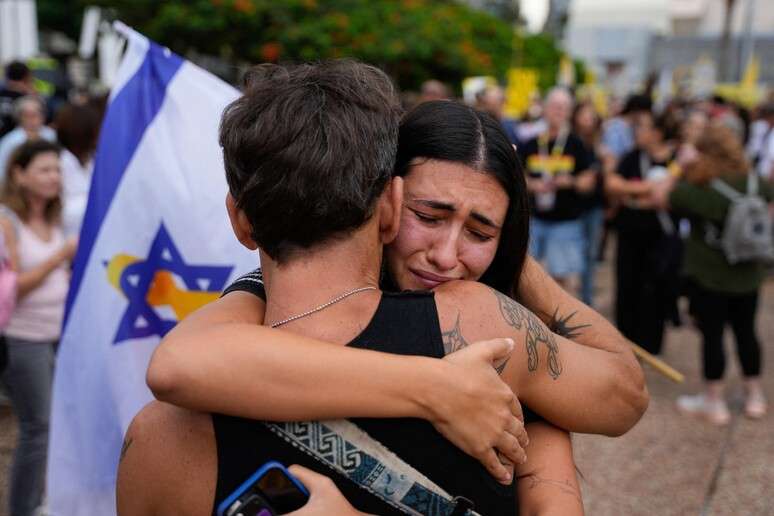 Israelenses celebram acordo de cessar-fogo em Tel Aviv