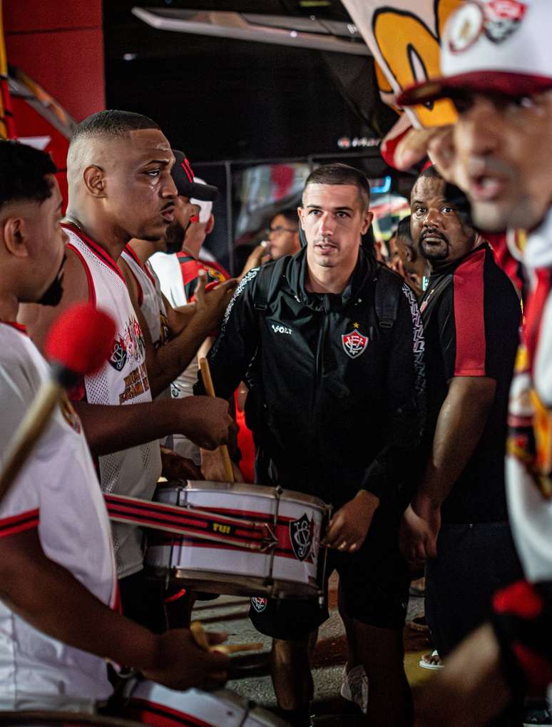 Aitor Cantalapiedra junto a torcida do Vitória