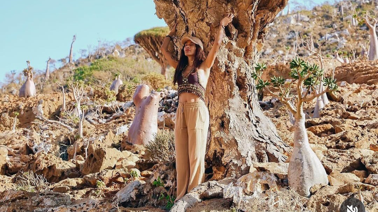 Anitta uses crochet, an accessory with fringes and earth tones typical of Yemen Anitta uses crochet, an accessory with fringes and earth tones typical of Yemen