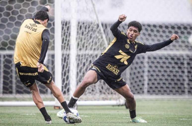 Tiquinho Soares (à esquerda) está suspenso e não enfrenta o Corinthians – Fotos: Raul Baretta/ Santos FC.