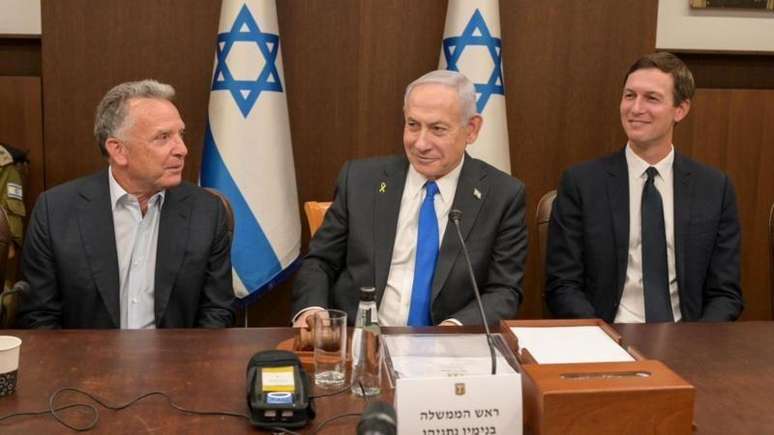 Netanyahu aparece em foto ao lado do enviado especial dos EUA, Steve Witkoff, e do genro do presidente Trump, Jared Kushner, durante reunião do gabinete de ministros