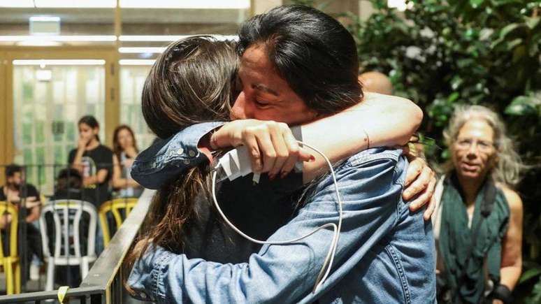 Einav Zangauker, mãe do refém Matan Zangauker, reage após o anúncio de Trump