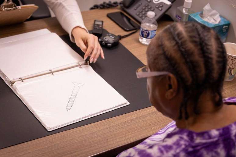 A superidosa Yvonne Gregwor em um teste em que se mostram ilustrações de objetos e a pessoa deve lembrar os nomes o mais rápido possível