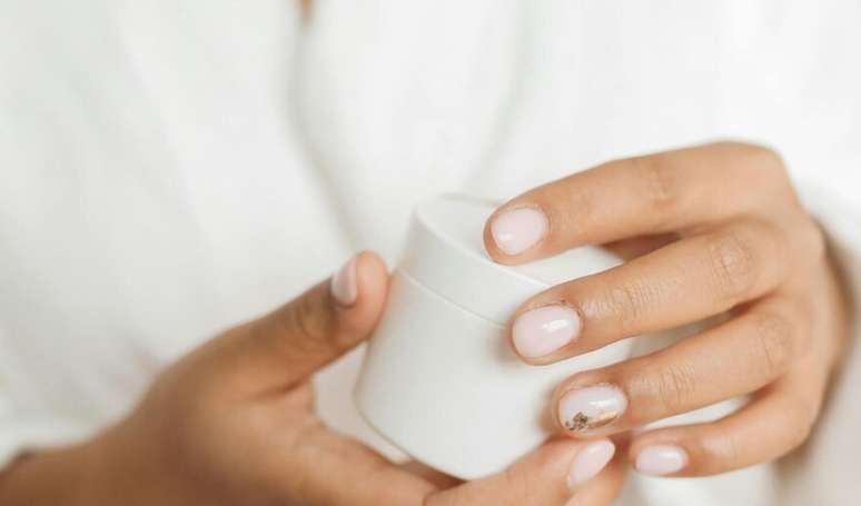 Nivea cream and olive oil are the home remedy to rejuvenate the skin and reduce wrinkles Nivea cream and olive oil are the home remedy to rejuvenate the skin and reduce wrinkles