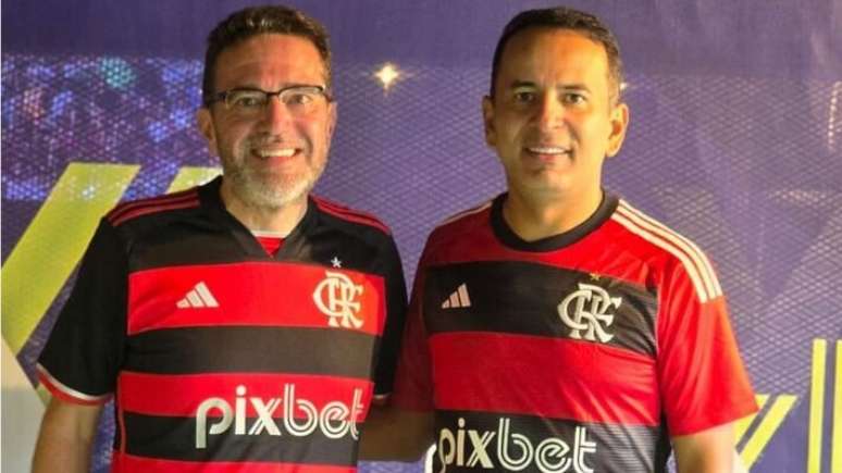 O prefeito de Serra Branca, Alexandre Marques (União), e seu ex-patrão, Ernildo Junior, no Maracanã em novembro