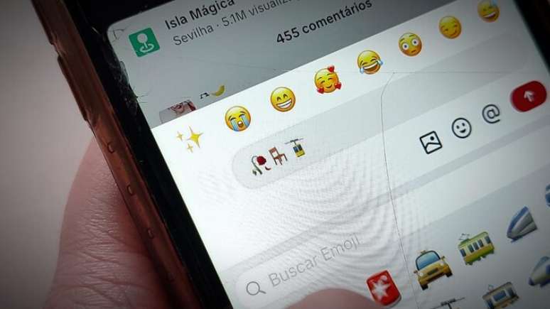 Jovens transformam símbolos comuns em piadas internas e códigos de identidade no TikTok