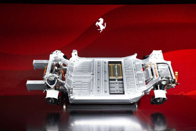 Primeiro elétrico da Ferrari chegará em 2026 com mais de 1.000 cv