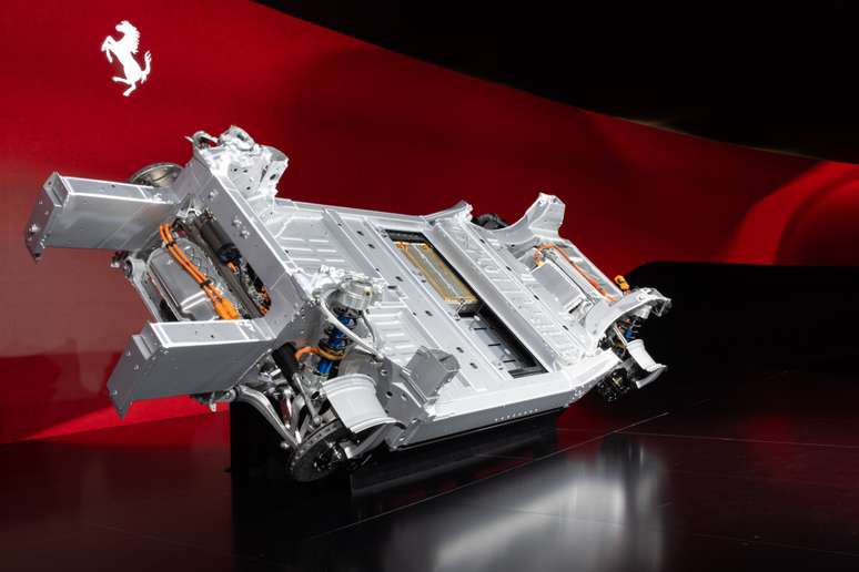 Primeiro elétrico da Ferrari chegará em 2026 com mais de 1.000 cv