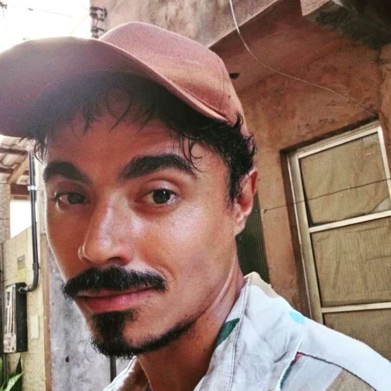 Abáz perto de sua quebrada em Salvador. Massaranduba lhe causava vergonha, hoje é seu tema literário.