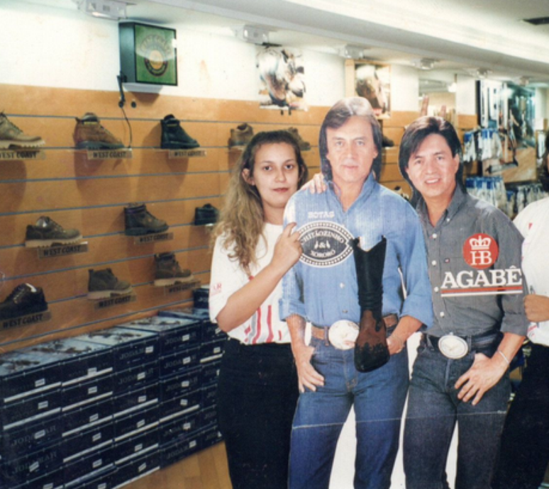 Alexandra na loja Oscar Calçados, onde trabalhou por 15 anos até se tornar gerente regional