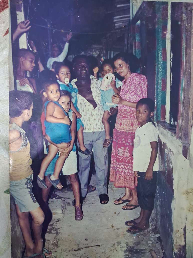 Aniversário de 4 anos. Ele é o menino de chupeta, à esquerda, no colo do avô. A mãe não aparece na foto, estava trabalhando à noite, limpando ônibus.