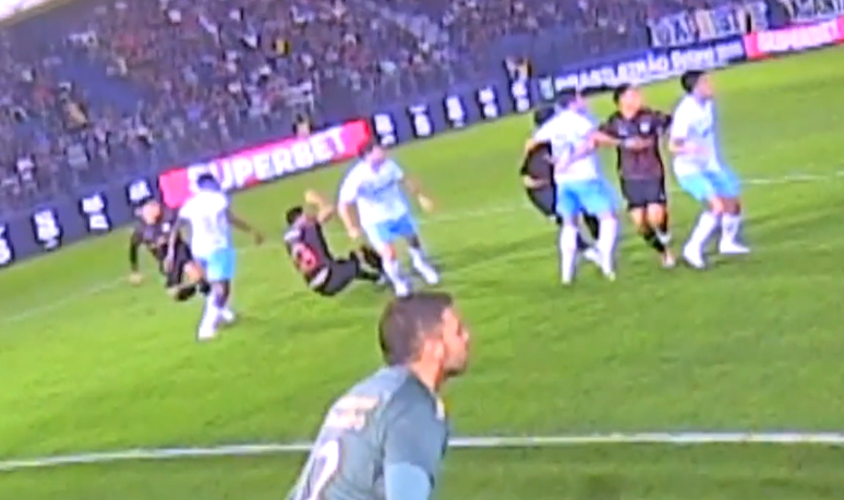 CBF divulga áudios do VAR sobre lance polêmico de Bragantino x Grêmio; árbitros confirmam soco de Kannemann em Pedro Henrique