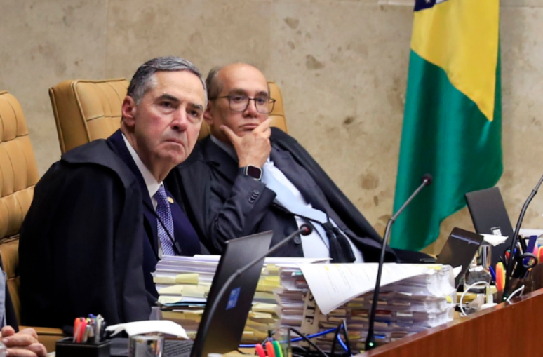 Barroso e Gilmar Mendes durante sessão no STF
