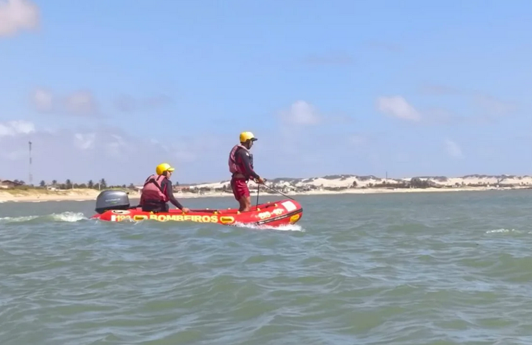 A operação de buscas conta com apoio de mergulhadores, embarcações e helicóptero