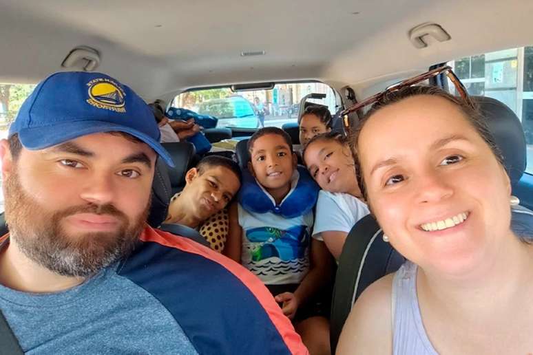 Diagnosticado com paralisia cerebral tetraplégica mista, o jovem é dependente da ajuda para suas atividades