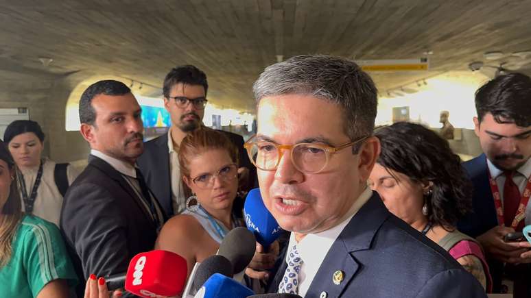 O líder do governo no Senado, Randolfe Rodrigues, afirmou que o presidente Lula deve anunciar em breve o substituto de Luís Roberto Barroso no Supremo Tribunal Federal