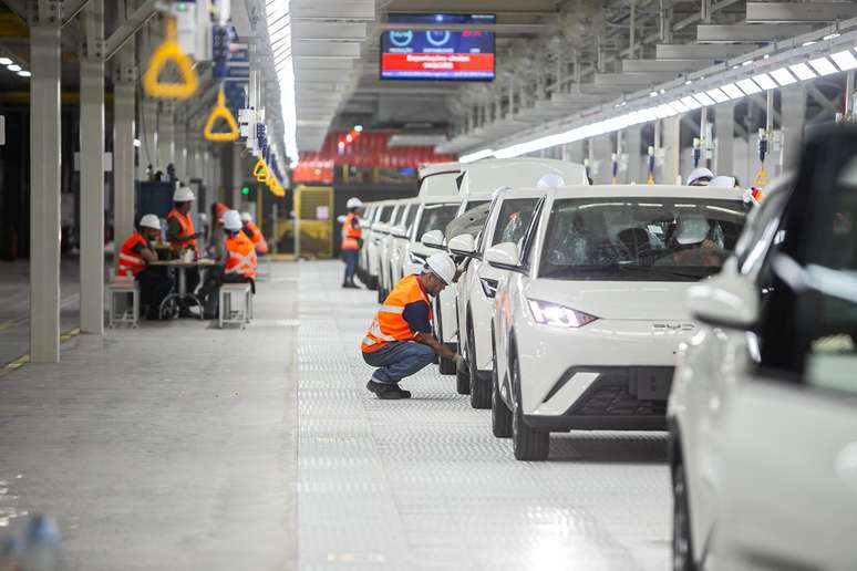 BYD inaugura fábrica no Brasil e mostra novo Song Pro híbrido flex
