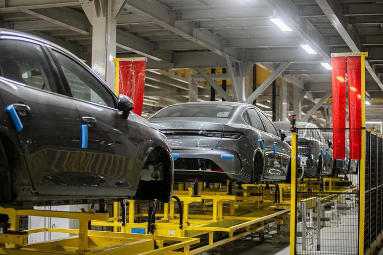 BYD inaugura fábrica no Brasil e mostra novo Song Pro híbrido flex