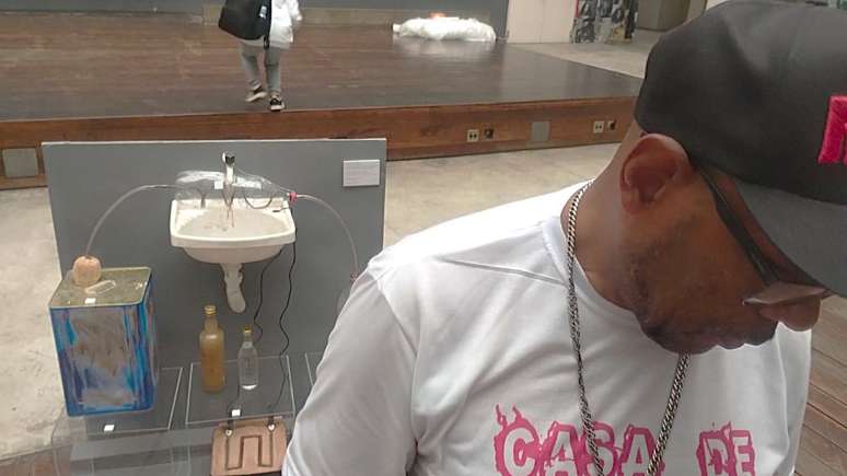 Maurício Monteiro montou a “máquina” de destilar Maria Louca na exposição sobre 33 anos do Massacre do Carandiru.