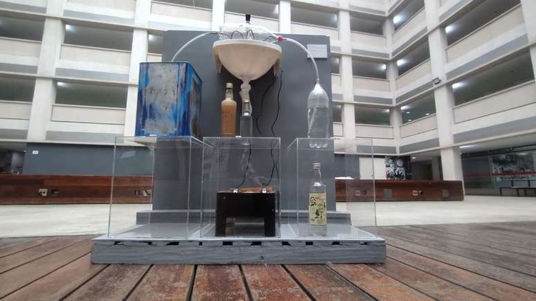 A máquina em seu habitat: destilaria improvisada montada no pátio do antigo pavilhão 7 do Carandiru, hoje uma escola. 