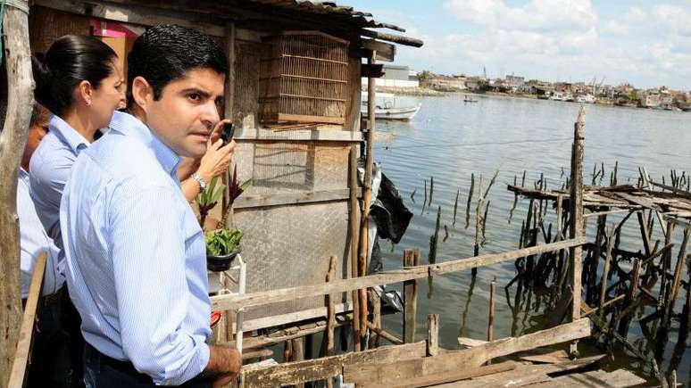 O político ACM Neto visita o bairro do Massaranduba. Falta de infraestrutura envergonhava o escritor Abáz Santos.