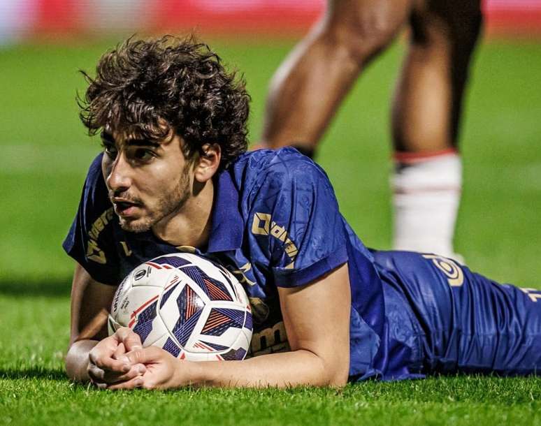 JP em jogo com a camisa do Avaí