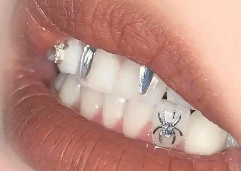 In addition to wearing down your teeth, fashion can cause bad breath and cause gum infections and inflammation. In addition to wearing down your teeth, fashion can cause bad breath and cause gum infections and inflammation.