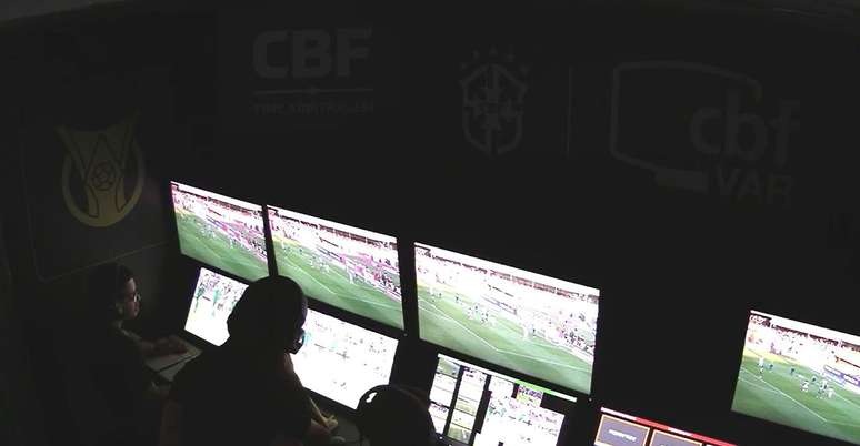 A Comissão de Arbitragem da CBF divulgou, nesta quinta-feira (09), a atuação do árbitro assistente de vídeo (VAR) em São Paulo X Palmeiras