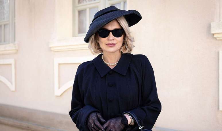 Quem morre em 'Êta Mundo Melhor'? Sandra (Flavia Alessandra) finge morte durante troca de tiros com a polícia.