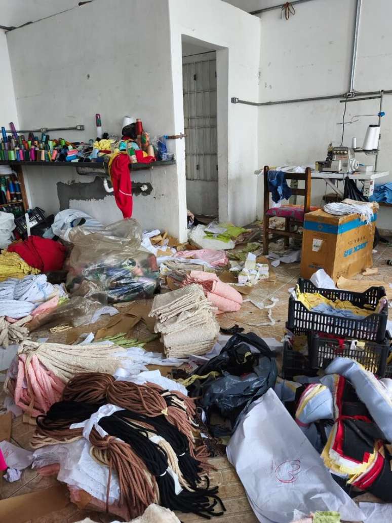 Oficina de costura fica localizada em um galpão no bairro Jaraguá, zona norte da capital paulista