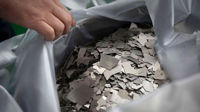 O neodímio é usado para fazer os ímãs fortes usados ​​em alto-falantes, discos rígidos de computador, motores de carros elétricos e motores a jato