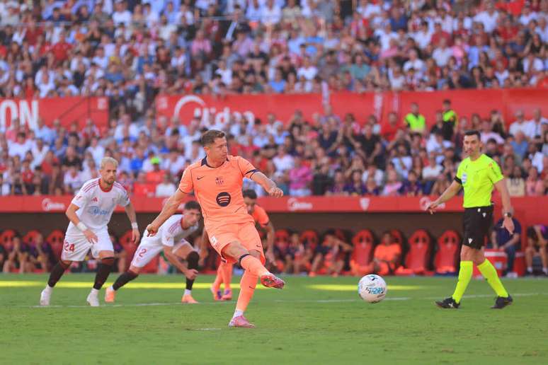 Momento do gol de pênalti marcado por Lewandowski na vitória do Barcelona diante do Sevilla no Espanhol –