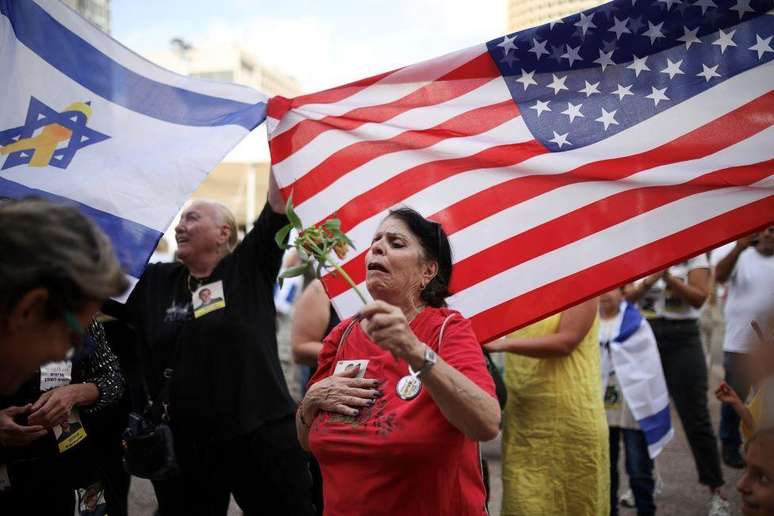 Israelenses agitam bandeiras nacionais e dos EUA após notícias do acordo