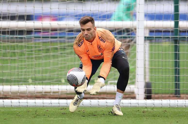 Léo Jardim foi convocado em 2024, após corte do goleiro Ederson.