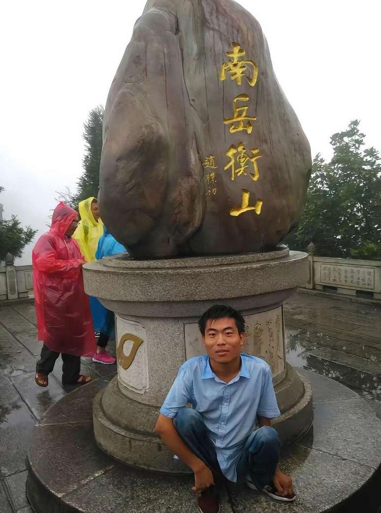 O Dr. Li Chuangye escalou todas as cinco Montanhas Sagradas da China e o Monte Huangshan, além da Grande Muralha da China